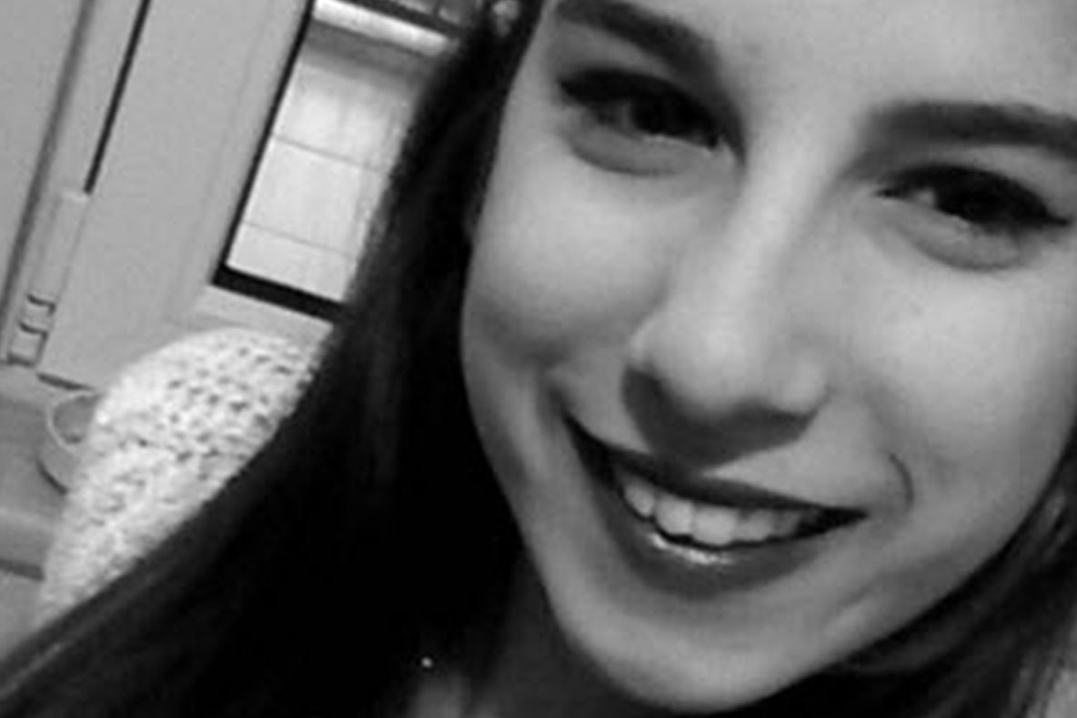 A ieşit dezbrăcată la fereastră şi s-a aruncat în gol. Motivul gestului ei e terifiant