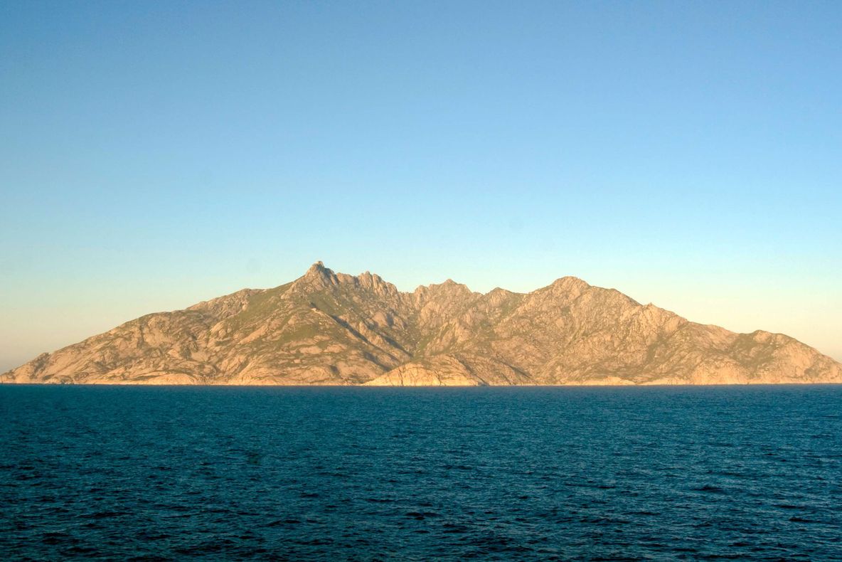 Cea mai misterioasă insulă din Mediterană! Doar o mie de turiști pe an au voie s-o viziteze