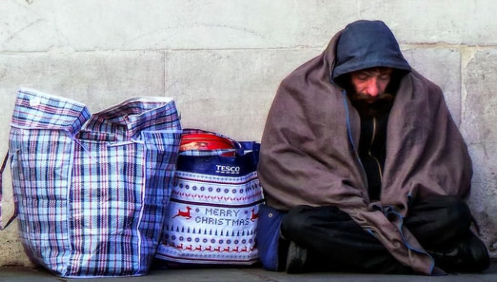 Te-ai gândit vreodată că le faci mai mult rău cerşetorilor dacă le dai bani 