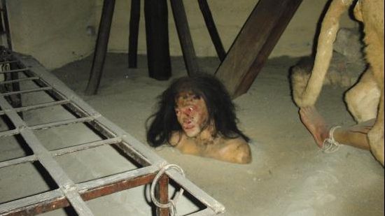 ȘOCANT Femei schingiuite şi silite să recunoască că se transformau în muşte