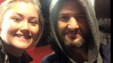 Era singură în gară, noaptea, când a văzut un om al străzii venind la ea. Ce a urmat te va emoționa