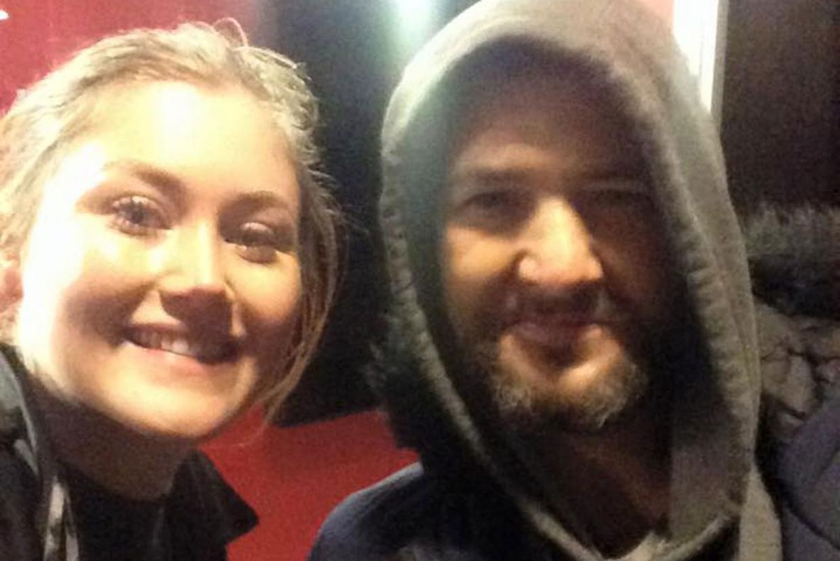 A pierdut trenul și a rămas singură în gară. Un bărbat fără adăpost s-a apropiat de ea. Ce a urmat