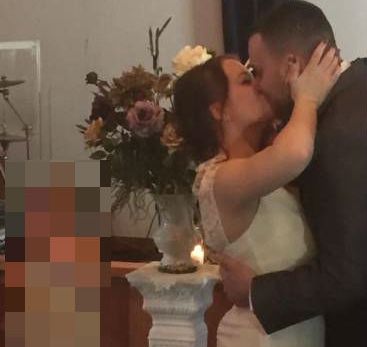 Era sărutul mirilor, trebuia să fie poza perfectă. Când, ceva neașteptat a apărut în cadru