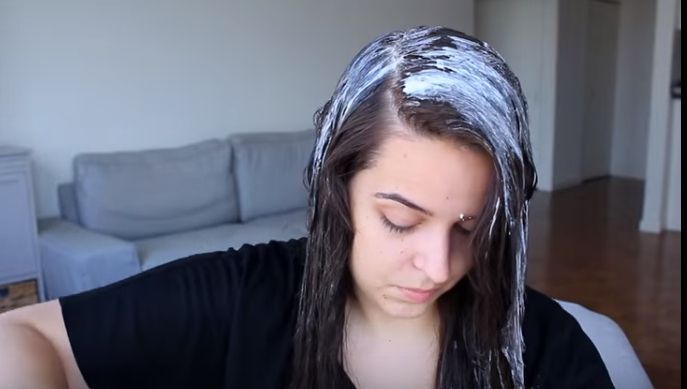 Și-a pus maioneză în păr, apoi a încălzit-o 3 minute cu feohnul. Cum arată după ce a făcut asta