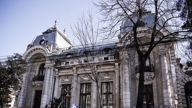 Imagini revoltătoare. Revoluţionarii au distrus Palatul Spayer