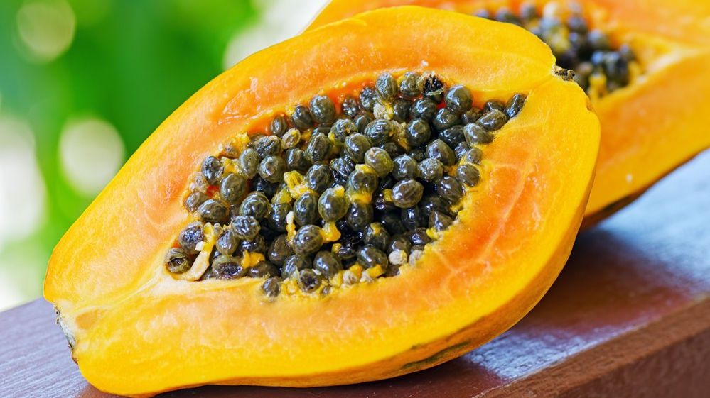 Ce este, de fapt, papaya, fructul misterios din supermarketuri. Ai cumpăra aşa ceva?
