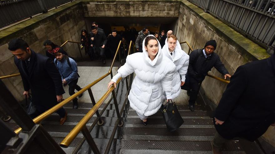 Ținuta sub formă de pilotă! Poart-o și vei putea dormi oriunde și oricând!  