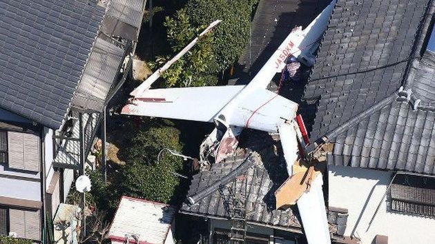 Tragedie: un planor s-a prăbuşit peste o casă. Două persoane au murit