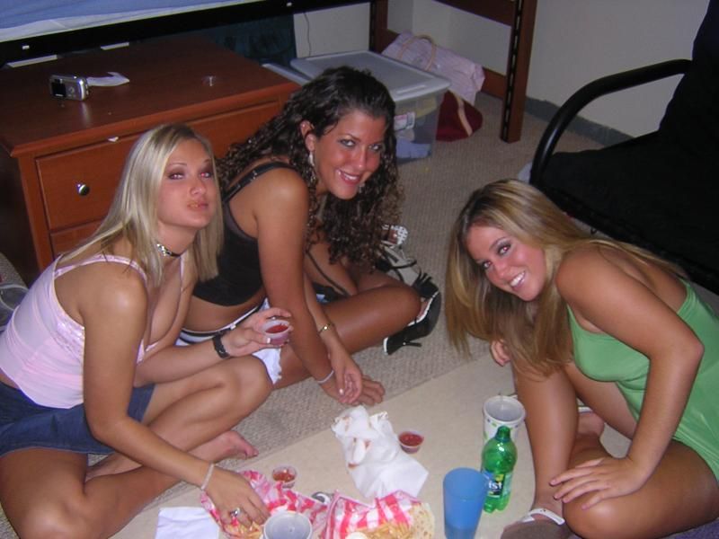 Ele sunt cele mai sexy studente din cămin. S-au îmbătat în cameră. ŞOC unde s-a trezit una din fete