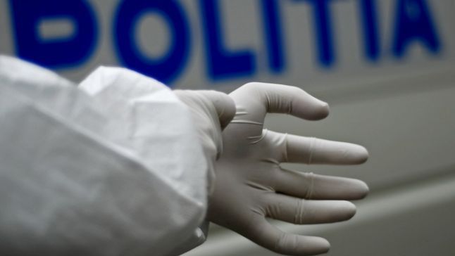 O femeie a căzut de la etajul 4 şi a murit. Poliţiştii, ŞOCAŢI când au ajuns. Ce li s-a întâmplat 