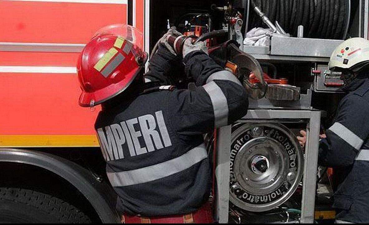 Incendiu puternic lângă Braşov. 25 de pompieri au intervenit la faţa locului