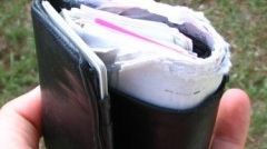 Un poliţist a găsit un portofel pe stradă. S-a uitat al cui e. ŞOC! Nu i-a venit să creadă