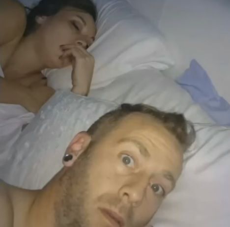 Şi-a pozat iubita în pat, când ea dormea. Fata, ŞOCATĂ când a văzut pozele şi ce ţinea el în mână