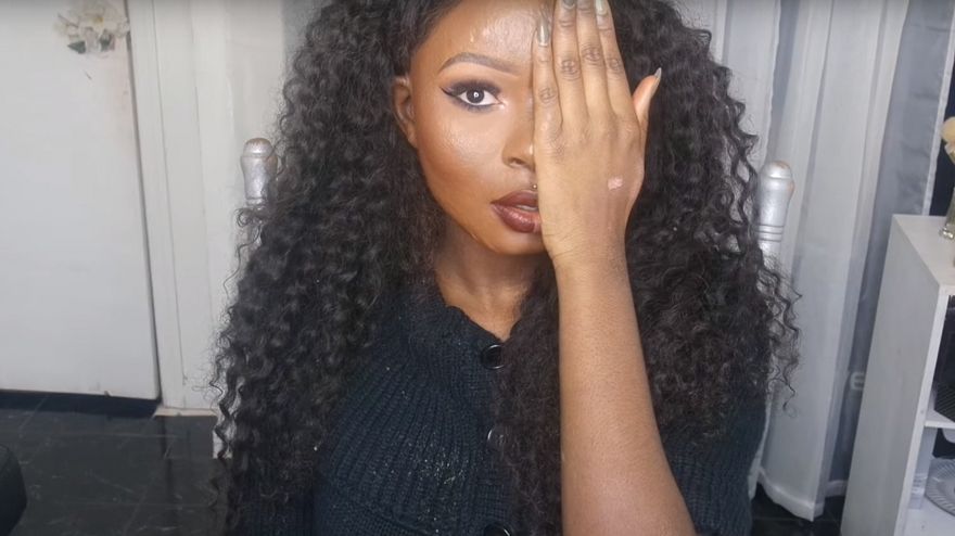 Machiajul, o artă! Cum reușește o tânără cu arsuri pe chip să devină de nerecunoscut