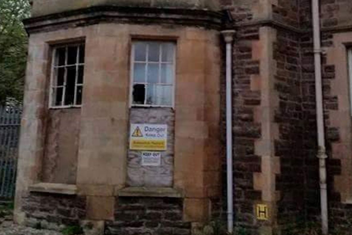 A văzut o clădire veche şi i-a făcut o poză. Când a ajuns acasă şi s-a uitat la imagine s-a îngrozit