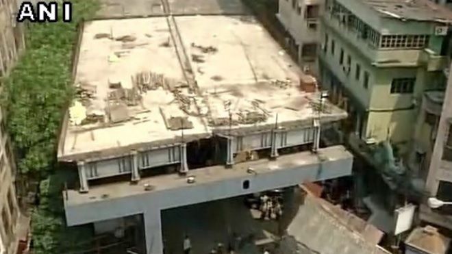 Pasarelă prăbuşită, în India: cel puţin 14 morţi, peste 150 de răniţi