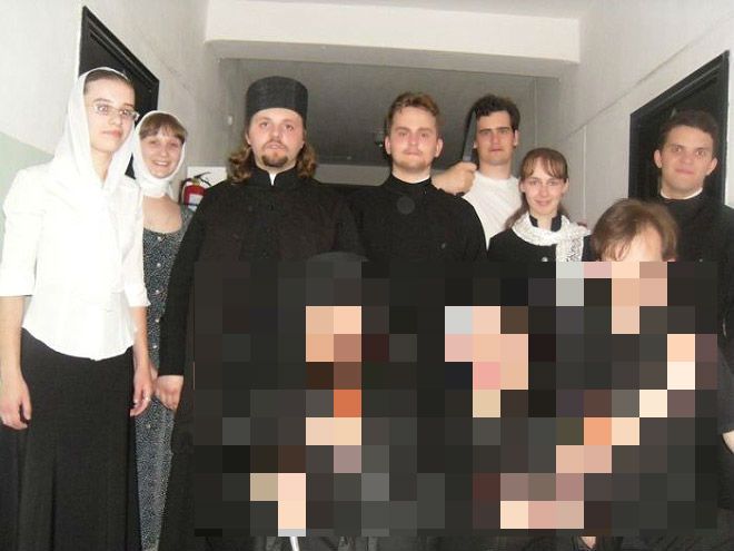 Imaginea șocantă a zilei. Cine credea că preoții pot face asta?