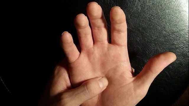 Ce boală vindeci dacă te masezi în podul palmei