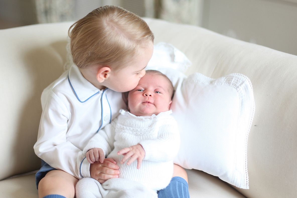 Cea mai emoționantă fotografie cu prinții George și Charlotte alături de părinții lor, în vacanță