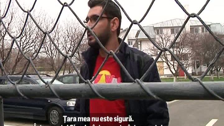 Primii refugiați au ajuns în România. Cei 15 migranți, întâmpinați de un mic protest la Galați