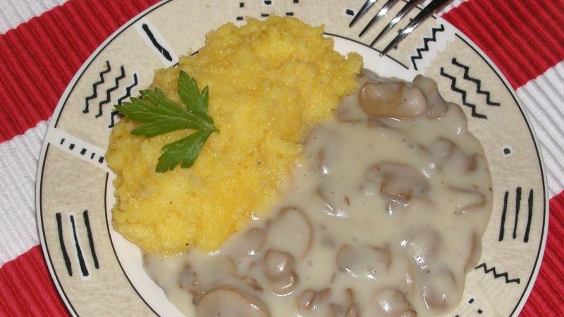 REŢETE DE POST. Cum prepari ciulamaua de ciuperci cu usturoi. Durează doar 30 de minute!