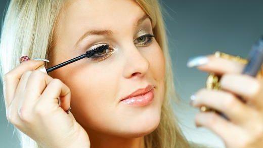 Cosmetice contrafăcute, confiscate de poliţişti. Cumpărate din Turcia, vândute în România