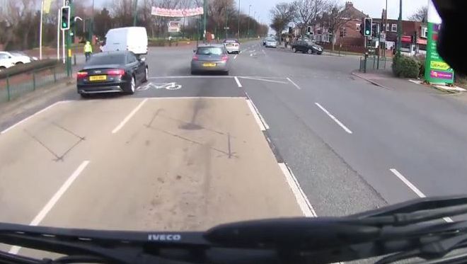 A oprit mașina în ultima clipă. Când a văzut ce a trecut prin fața sa, a rămas mut de uimire