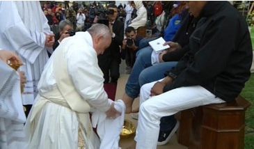 Papa Francisc a spălat picioarele unor refugiați musulmani, ortodocși și hinduşi