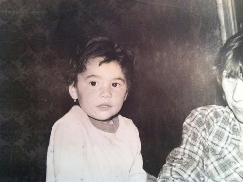 Recunoaşteţi această vedetă de la noi? A crescut şi a ajuns una dintre cele mai frumoase femei 