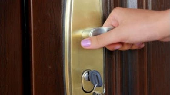 A deschis ușa dormitorului. Și-a găsit fiul în pat cu o femeie. Când a văzut cine e,a chemat poliția