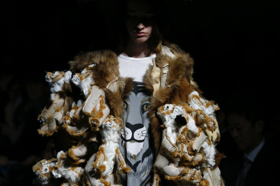 Tu ai purta aşa ceva? Cele mai ciudate haine, prezentate la Tokyo Fashion Week