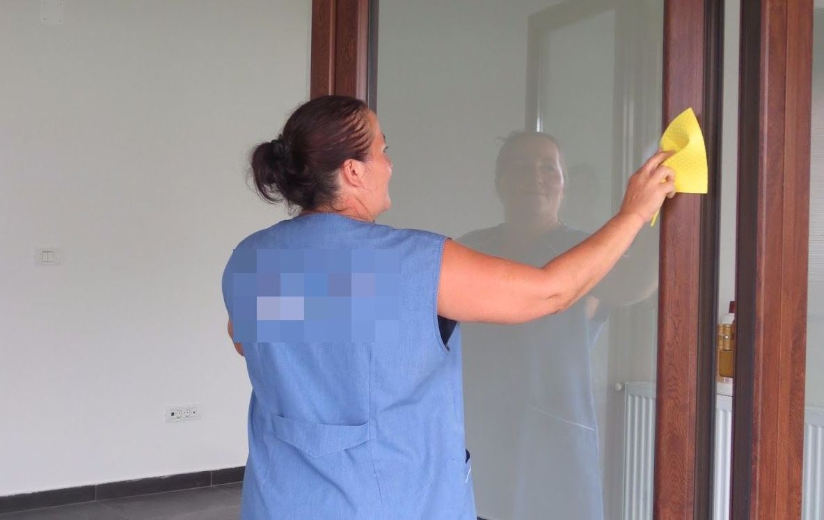 Au chemat-o să-i ajute la curățenie. Când au revenit acasă, s-au luat cu mâinile de cap