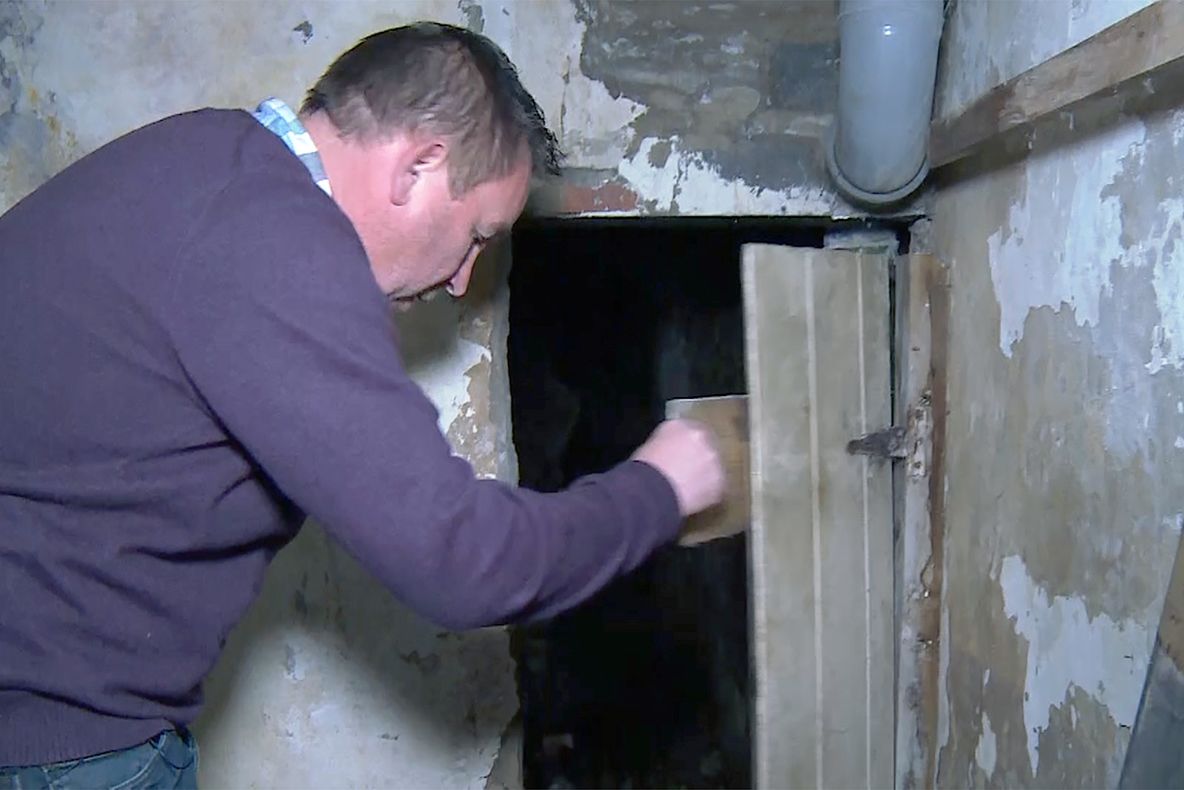 A descoperit o ușă în depozit, ce dădea într-un tunel secret. S-a cutremurat când a văzut unde duce