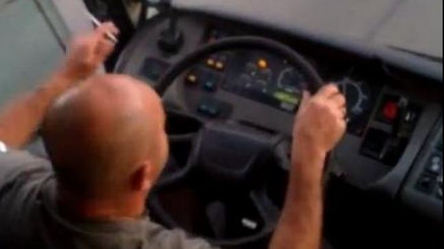 Cum e sfidată legea antifumat. Se fumează în autobuz. VIDEO