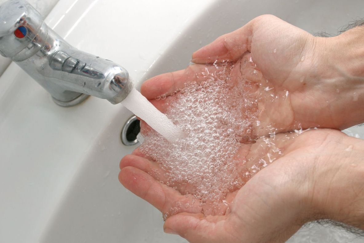 Efectele clorului pentru mâini. 4 pericole la care te expui fără să știi