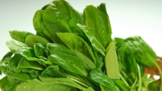 12 beneficii terapeutice ale spanacului