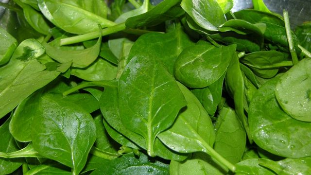 Cum scapi de riduri cu ajutorul sucului de spanac. Cea mai simplă reţetă!
