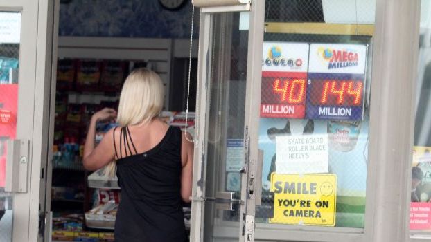 O vedetă a făcut spectacol la benzinărie. Ce au văzut bărbaţii 