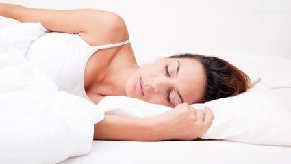 Ce se întâmplă dacă dormiţi noaptea pe partea stângă. Iată efectele!