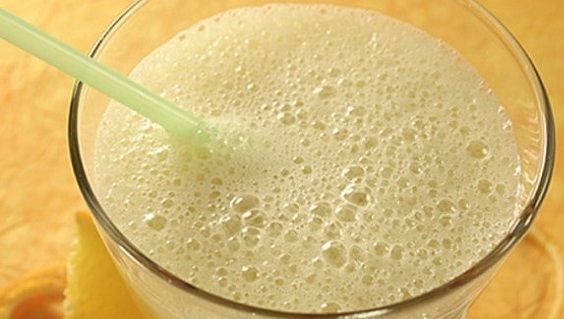 Bea suc de banane cu o oră înainte de culcare. Scapi de o problemă gravă de sănătate