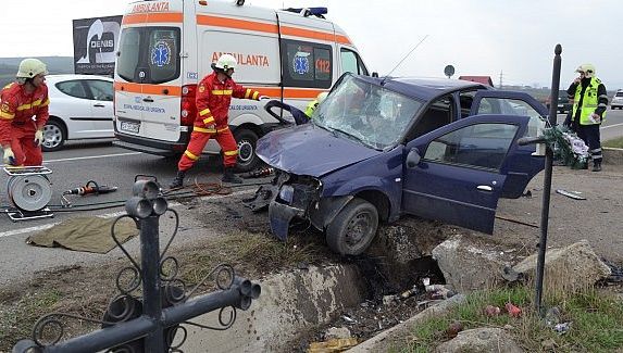Accident grav: o femeie a murit şi alte patru persoane, rănite grav