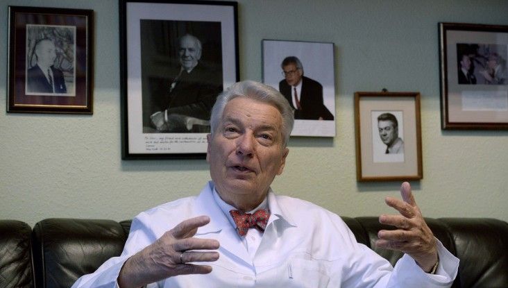 Solidaritate cu Tokes: fostul şef al Academiei Ungare de Ştiinţe returnează Steaua României