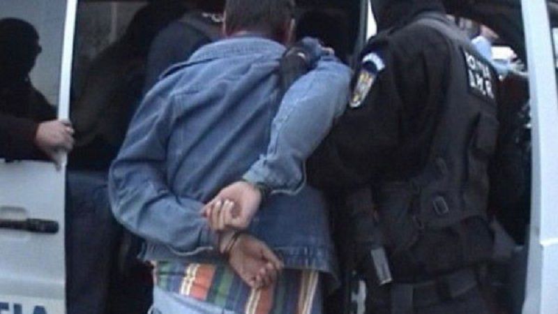 Mai ceva ca-n filme. A furat o maşină, s-a plimbat cu ea şi după s-a întâlnit cu proprietarul...