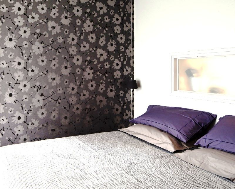 A dat jos tapetul din cameră și a descoperit un mesaj. L-a citit! Ascundea un secret cutremurător