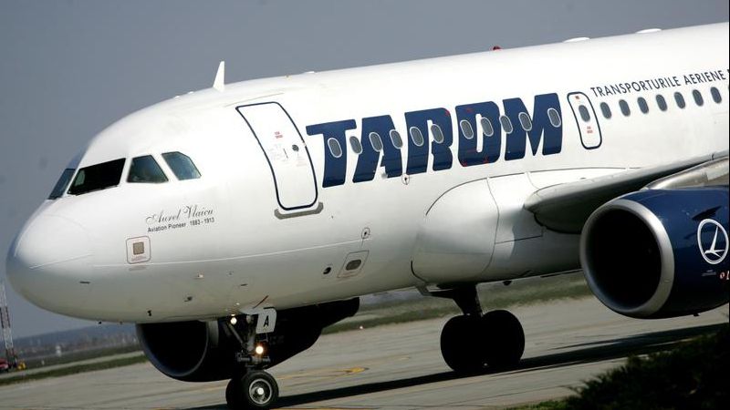Români abandonaţi pe aeroport, în Amsterdam. Avionul Tarom s-a întors gol la Bucureşti