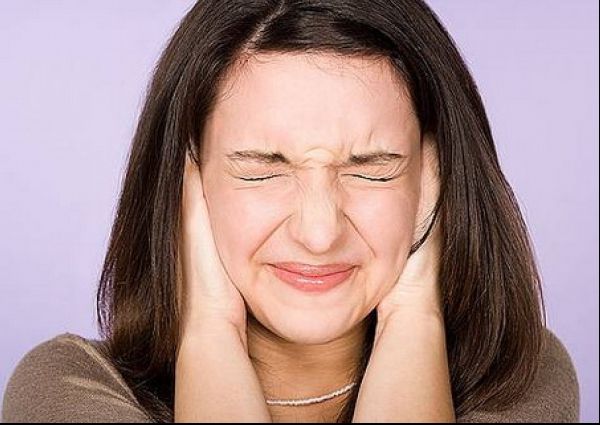 Ce înseamnă când îți țiuie urechea. Prezintă-te de urgență la medic. Poți suferi de aceste boli