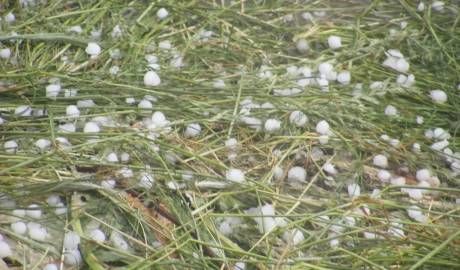 Fenomene meteo bizare pe 1 martie, la Botoşani: cer brăzdat de "mingi de foc" şi ploaie cu gheaţă