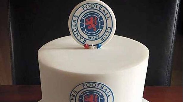 A primit un tort de ziua lui, dar când l-a tăiat a izbucnit în lacrimi. Ce a găsit în el