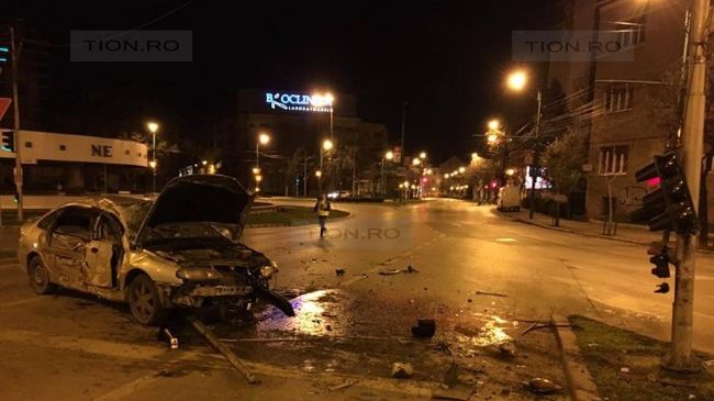 Accident grav, la Timişoara. Un tânăr aproape de coma alcoolică şi-a băgat în spital trei prieteni