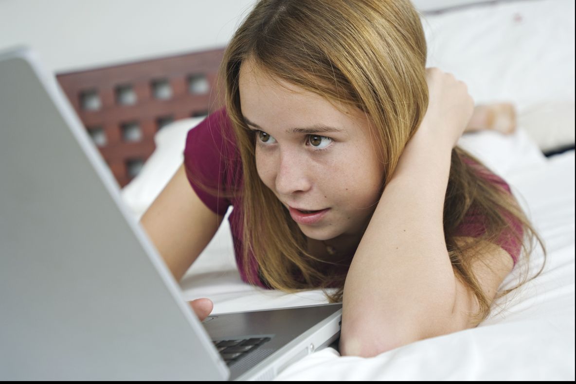 Un tată și-a convins fiica să-i dea poze cu ea goală. Ce a urmat întrece orice imaginație